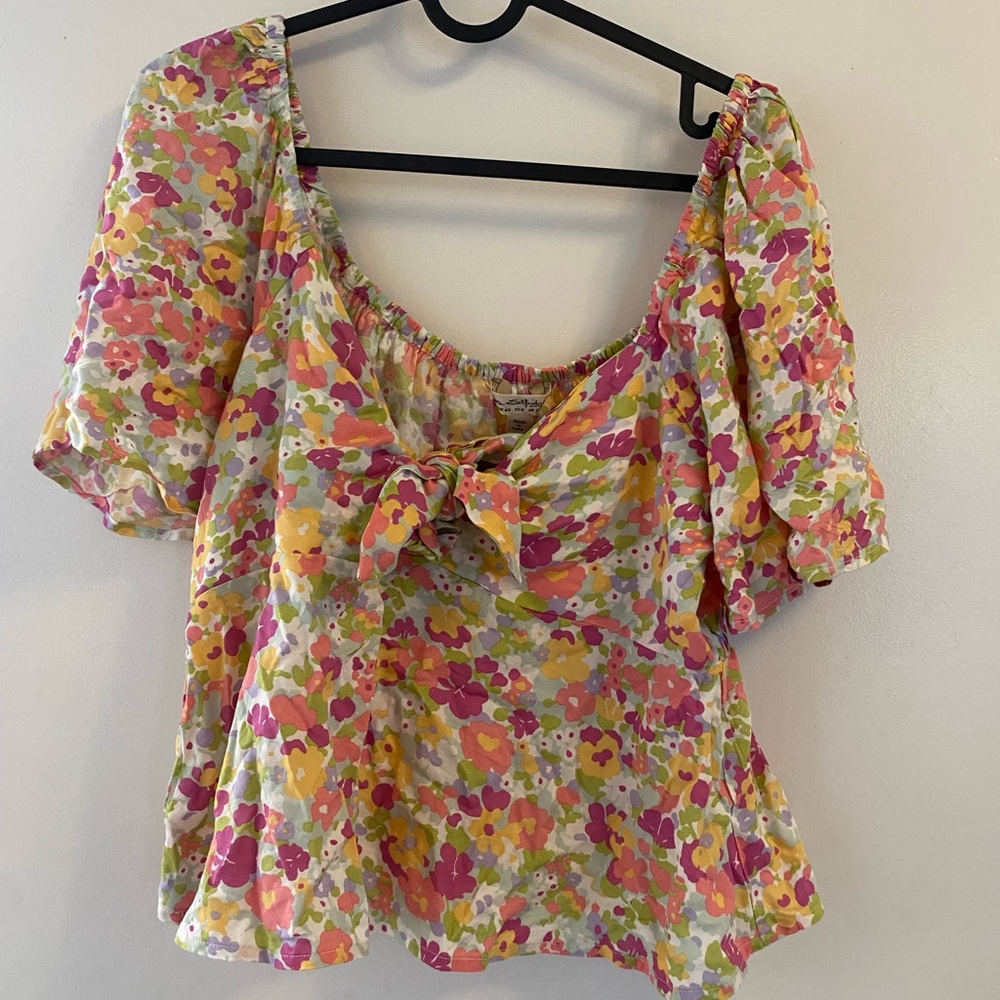 floral top! Perfect for spring & summer. US size 8